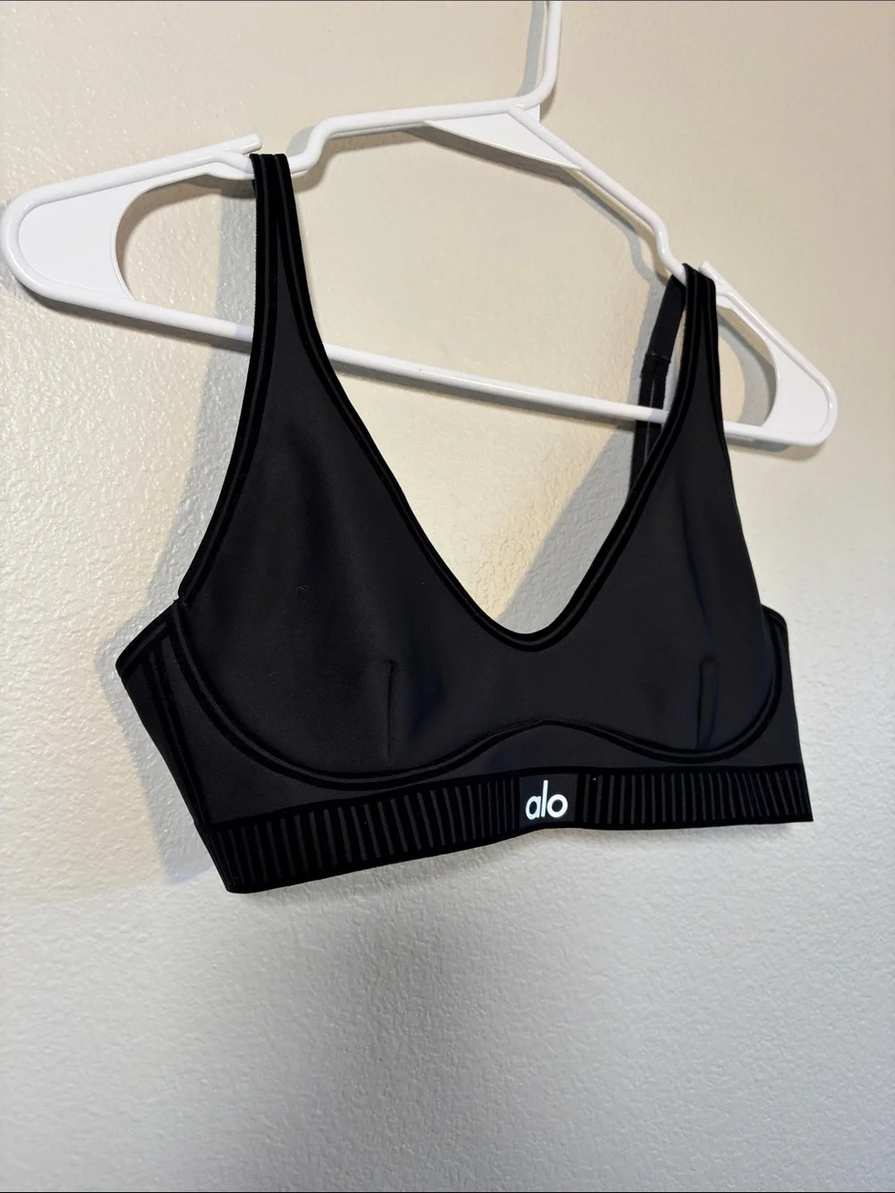 ALO Yoga Line Up Bra in Black - S